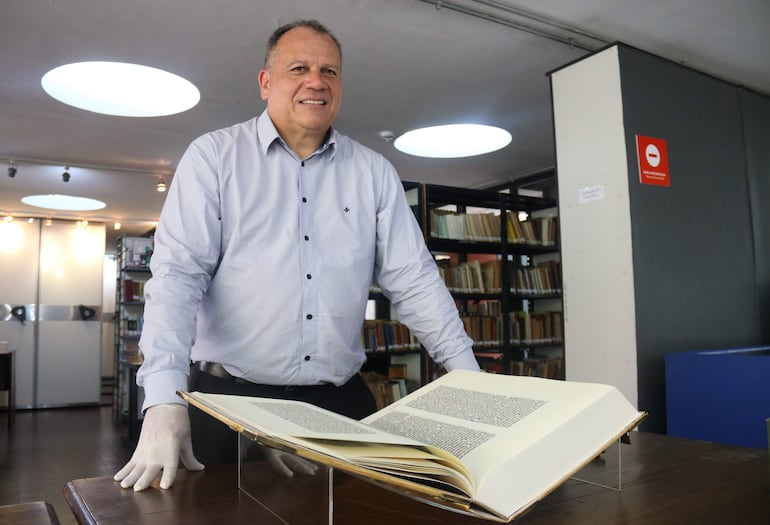 Javier Ortiz, director de la Biblioteca Nacional de Paraguay, muestra una de las siete réplicas de la biblia de Gutenberg, en Asunción. 