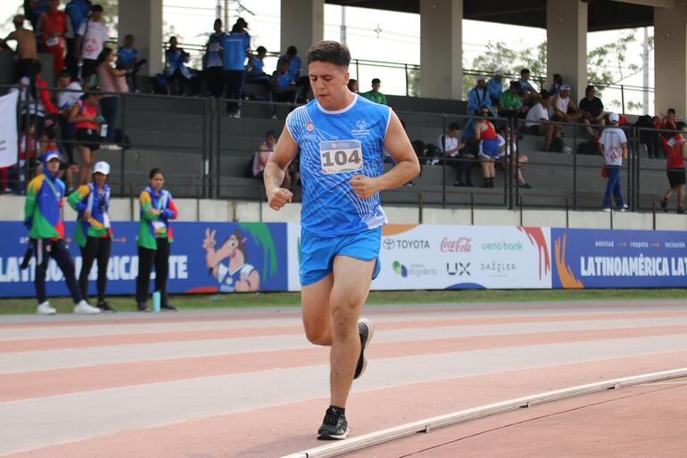 Mauricio Penayo (23) conquistó el oro en atletismo en el COP.