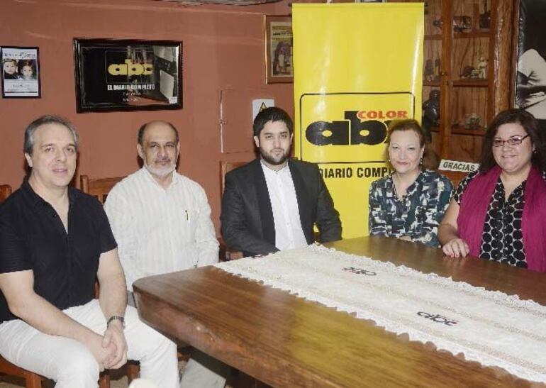 Alejandro Meerapfel (izquierda), junto a Juan Carlos Dos Santos, José Mongelós, Marta Blanco y Jacqueline Cohen en nuestra redacción promocionando el concierto de la OSN.