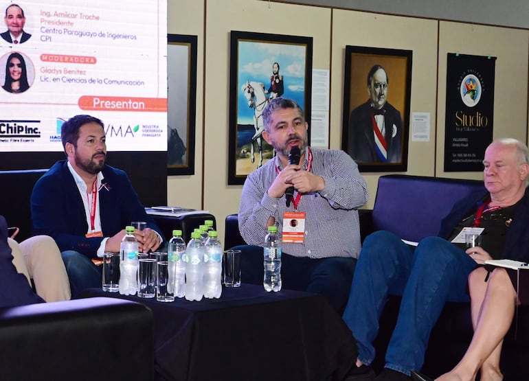 El Ing. Sergio Gavilán, docente de Ingeniería UNA, presidente de Gavilán y Asociados SA, fue el encargado de dar la introducción al tema del debate.