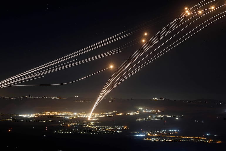 Cohetes disparados desde el sur de Líbano son interceptados por los sistemas de defensa aérea de Israel, el pasado domingo.