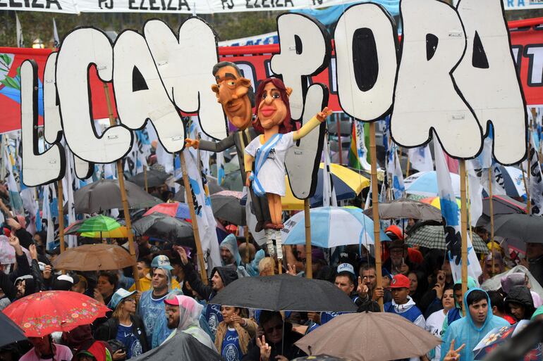 Simpatizantes sostienen carteles mientras se reúnen en la Plaza de Mayo para escuchar el discurso de la vicepresidenta de Argentina, Cristina Fernández, en el marco de la conmemoración de la Revolución de Mayo, hoy en Buenos Aires (Argentina). 