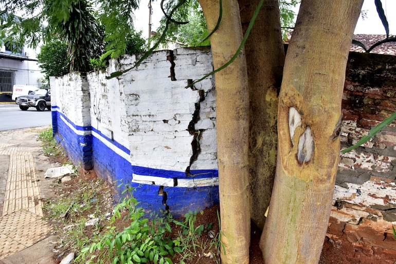 Una enorme grieta en la muralla de la escuela Blas Garay. El MEC brilló por su ausencia, según denunciaron las familias.