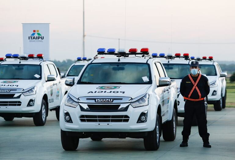 Imagen de archivo y referencia: patrulleras de la Policía Nacional y un uniformado.