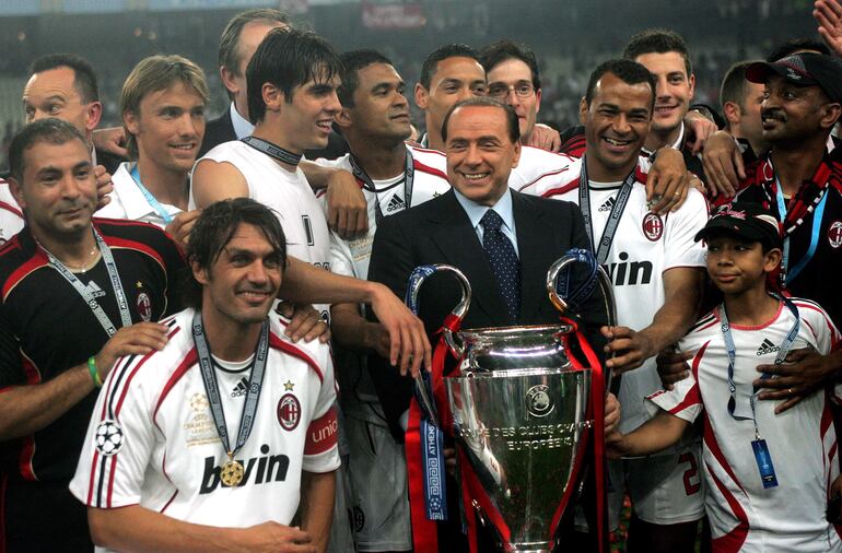 Silvio Berlusconi aparece rodeado de jugadores del AC Milan tras la conquista de la Champions League en el 2007 ante el Liverpool, en Atenas.