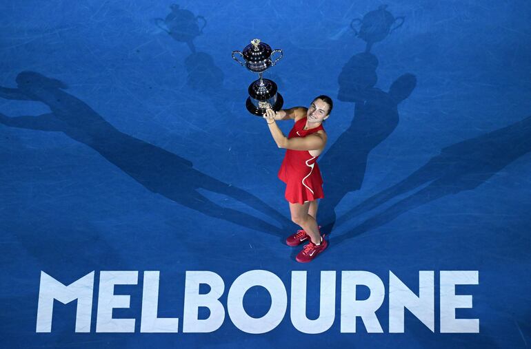 La bielorrusa Aryna Sabalenka celebra la conquista del Abierto de Australia 2024 en el Rod Laver Arena del Melbourne Park, en Melbourne, Australia.