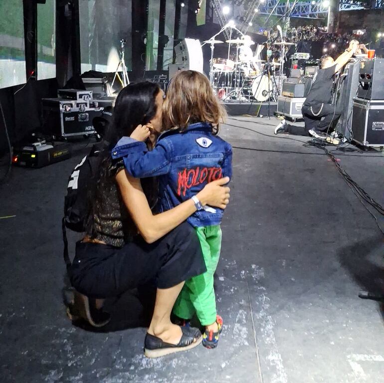 Mamá Fio Migliore con Elio, antes de que el pequeño apareciera junto a su papá en el escenario. (Instagram/Fiorella Migliore Llanes)