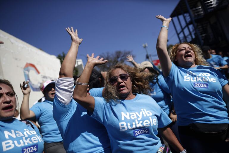 Simpatizantes del partido oficialista Nuevas Ideas marchan hoy, en San Salvador (El Salvador). Los más de 5,5 millones de salvadoreños convocados a votar deben elegir a su próximo presidente entre una terna de seis partidos políticos, entre ellos el oficialista Nuevas Ideas (NI), de Bukele, quien busca una reelección que según las encuestas obtendría. EFE/ Bienvenido Velasco
