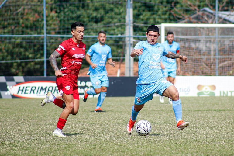 Héctor "Pipo" Lezcano domina el esférico ante la presencia de Aldo Quiñónez. (Foto: APF)