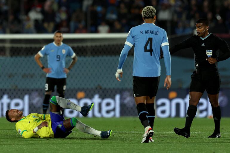 Neymar, futbolista de la selección de Brasil, en el momento de la lesión de rodilla en el partido ante Uruguay por las Eliminatorias Sudamericanas al Mundial 2026 en el estadio Centenario, en Montevideo. 