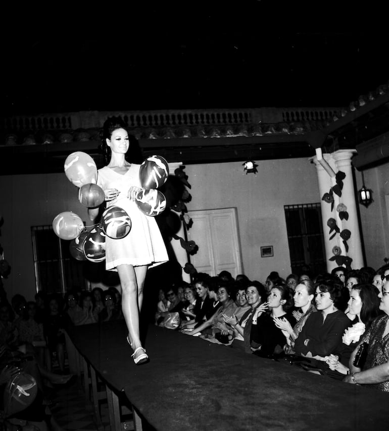 Un desfile de modas de antaño. El detalle curioso, los globos en las manos.