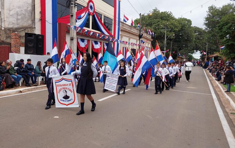 Estudiantes desfilan por fecha patria y día de la madre, en San Pedro.