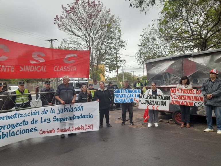 Representantes de la Corriente Sindical Clasista (CSC) se manifiestan hoy en los alrededores del Congreso Nacional.