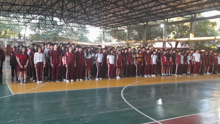 La foto corresponde al dia lunes, cuando los alumnos del CREP regresaron a las actividades académicas, sin embargo las clases presenciales fueron interrumpidas abruptamente por falta de energía eléctrica. En total 1.700 alumnos  vuelven a la modalidad virtual.