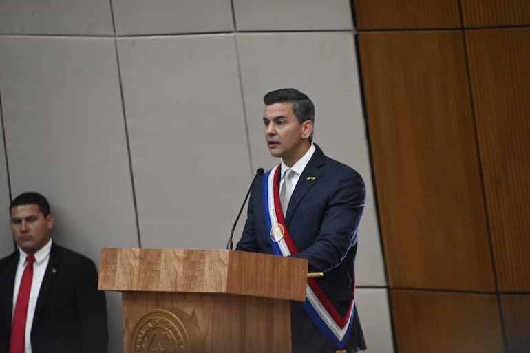 El presidente Santiago Peña da su informe de gestión en el Congreso.