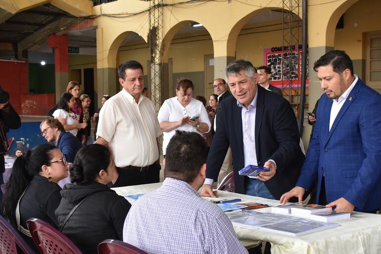 El ministro de Educación, Luis Ramírez, sujeta una calculadora científica en caja durante la validación de los kits escolares en la Escuela de Comercio N° 1, el 2 de octubre.