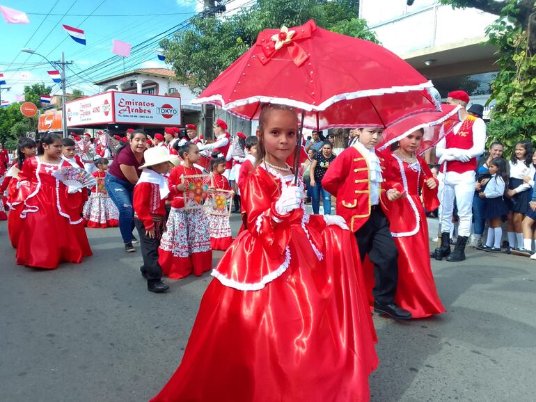 La Escuela Básica Nº 606 Itauguá Poty, de Nboiy de la ciudad de Itauguá presentó a los niños y niñas vestidos de trajes de la época colonial.