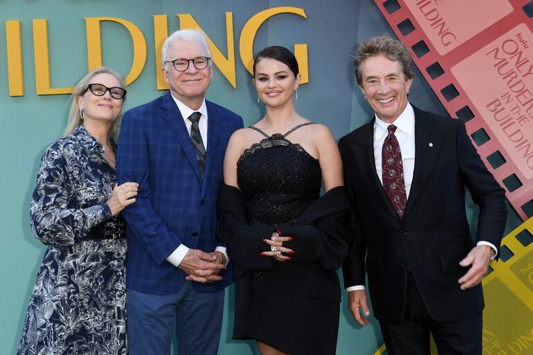 Meryl Streep, Steve Martin, Selena Gómez and Martin Short llegando al estreno de la cuarta temporada de "Only Murders in the Building" de Hulu en el Paramount Studios en Los Ángeles.