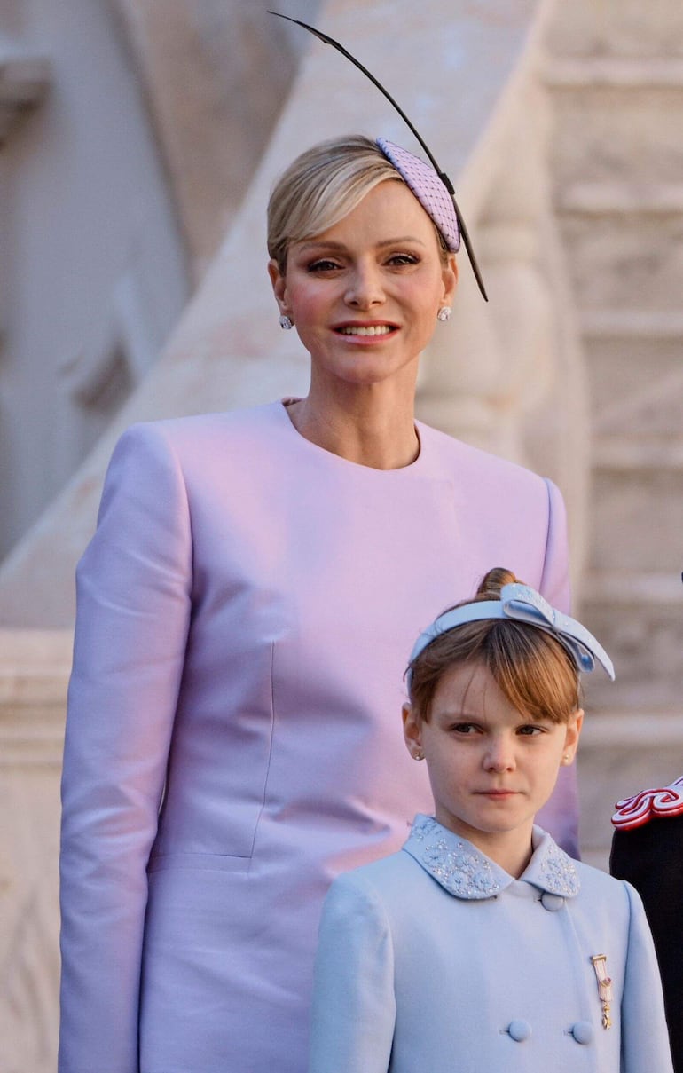 ¡Hermosas, madre e hija! La princesita Gabriella y la princesa Charlene de Mónaco. (Frederic DIDES / AFP)