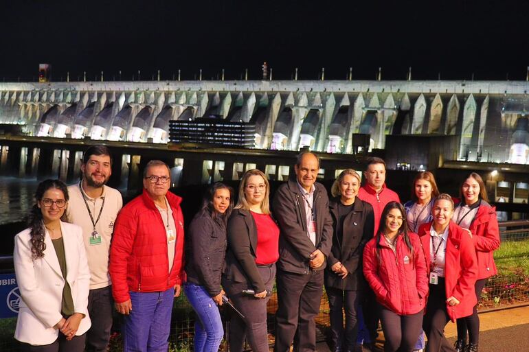 La ministra de Turismo, Angie Duarte, con su comitiva en  Itaipú.