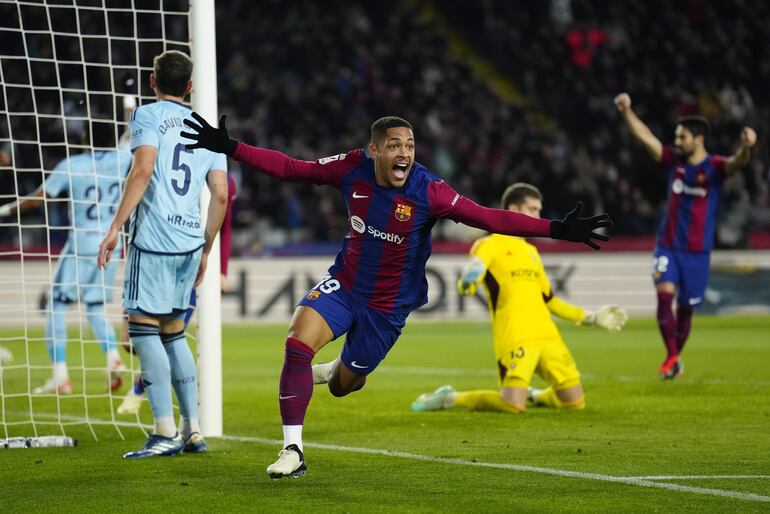 BARCELONA, 31/01/2024.- El delantero brasileño del Barcelona Vitor Roque celebra su gol durante el partido de la jornada 20 de LaLiga EA Sports entre FC Barcelona y CA Osasuna, este miércoles en el Estadi Olímpic Lluís Companys en Barcelona. EFE/ Enric Fontcuberta
