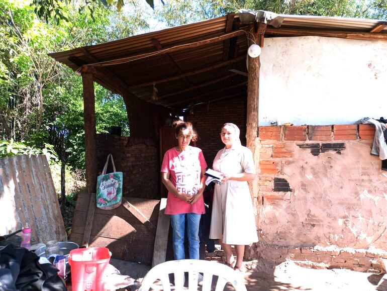 Una madre clama a la hermana Leonarda Paiva Calastra para que le ayude a terminar una pieza para sus hijos.