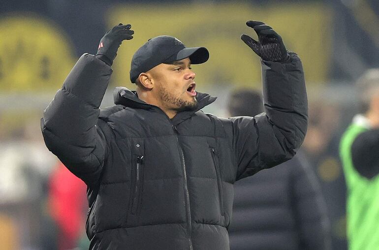 Dortmund (Germany), 30/11/2024.- Head coach Vincent Kompany of Munich reacts during the German Bundesliga soccer match between Borussia Dortmund and FC Bayern Munich in Dortmund, Germany, 30 November 2024. (Alemania, Rusia) EFE/EPA/FRIEDEMANN VOGEL CONDITIONS - ATTENTION: The DFL regulations prohibit any use of photographs as image sequences and/or quasi-video.
