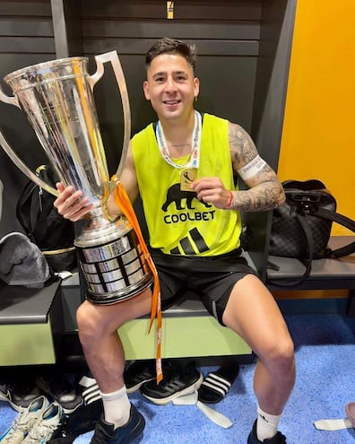 Guillermo Paiva posa orgulloso con el trofeo y la medalla de campeón en Chile