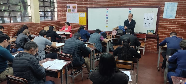 Postulantes durante las pruebas de evaluación en instalaciones de la escuela “Clementina Irrazábal” de Encarnación. Fueron habilitadas seis sedes, con un total de 156 salas de evaluación.