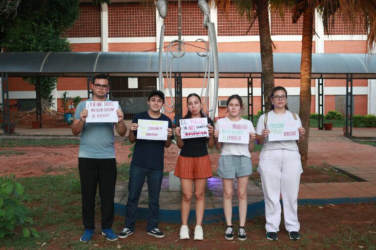 Estudiantes en vigilia en el campus de la UNA.