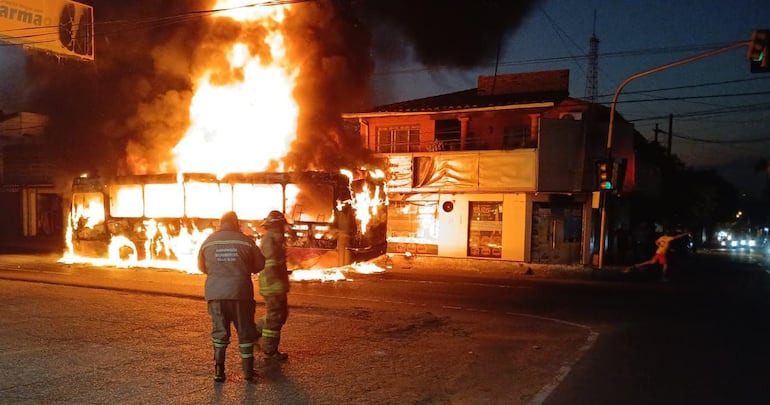 Incendio de un colectivo en la vía pública, en la ciudad de San Lorenzo.