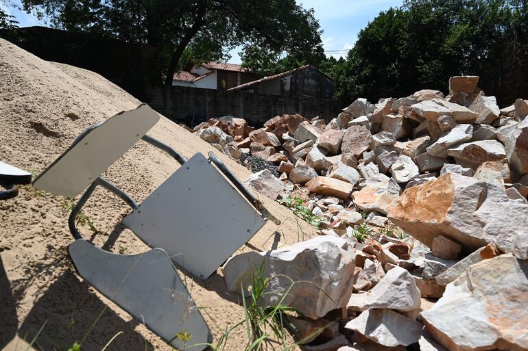 Un pupitre está casi enterrado en la arena lavada que se instaló en obra paralizada en la escuela Pedro P. Peña de Asunción.