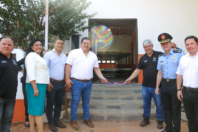 El ministro del Interior Enrique Riera y el Gobernador de Guairá César Luis Sosa (ANR) junto a otras autoridades departamentales durante la habilitación de la oficina del GEO.