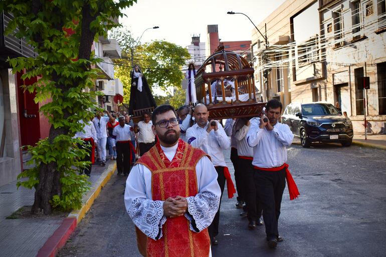 Procesión del silencio. El Cristo yacente es llevado en procesión por los alrededores de la parroquia.