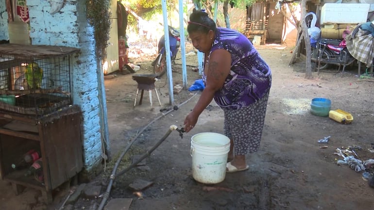 La falta de agua provoca sufrimiento de las familias que no se pueden bañar, ni cocinar, y que beben poca agua que compran a precios altos. 