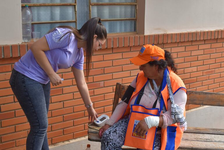 Se atendiero cerca de 1.000 pacientes en maratónica jornada de atención médica.