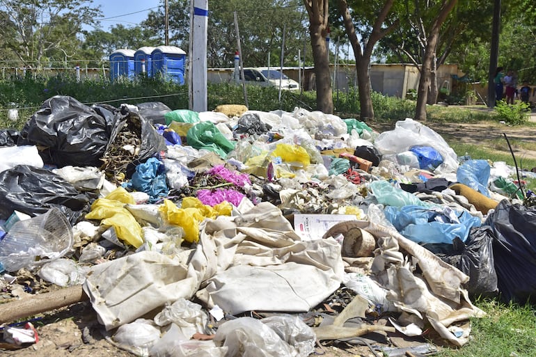 Basural en el refugio se acumula ante la falta de recolección, denuncian. 