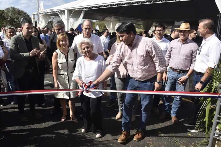 El corte de cinta estuvo a cargo de la señora Graciela Pappalardo de Zuccolillo y el intendente de Minga Guazú, Diego Ríos Llano.