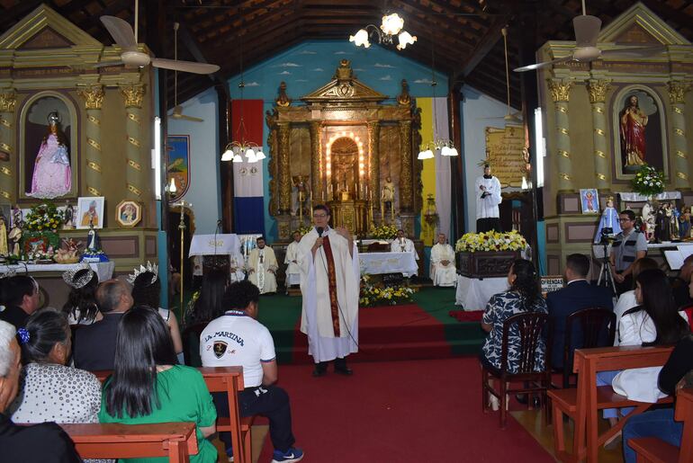 
Monseñor Jubinville insistió en trabajar unidos y ayudar a los más necesitados. 