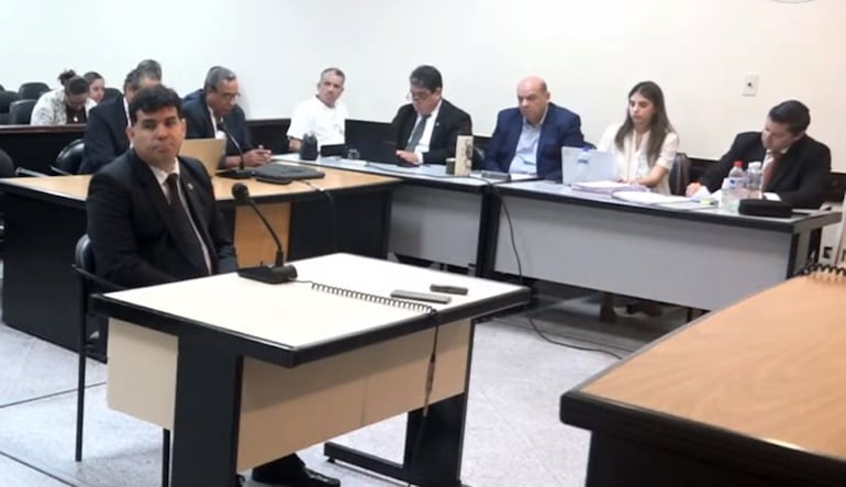 Dip. Adrián "Billy" Vaesken (PLRA) declarando en el juicio oral. Atrás los acusados, entre ellos Hugo Javier González, con sus defensores.