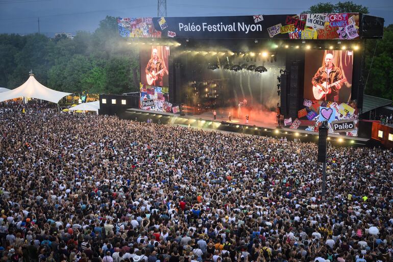 Nyon (Switzerland), 18/07/2023.- Spectators cheer as Gaetan Roussel, lead singer of French group Louise Attaque performs during the 46th edition of the Paleo Festival in Nyon, Switzerland, 18 July 2023. The Paleo is an open-air music festival with about 250,000 spectators in six days and will take place from 18 to 23 July. (Suiza) EFE/EPA/LAURENT GILLIERON
