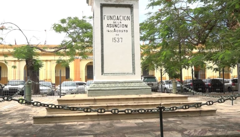 Plaza de la Independencia, frente a la Comandancia de la Policía, sufrió el robo de casi 20 reflectores hace un mes.