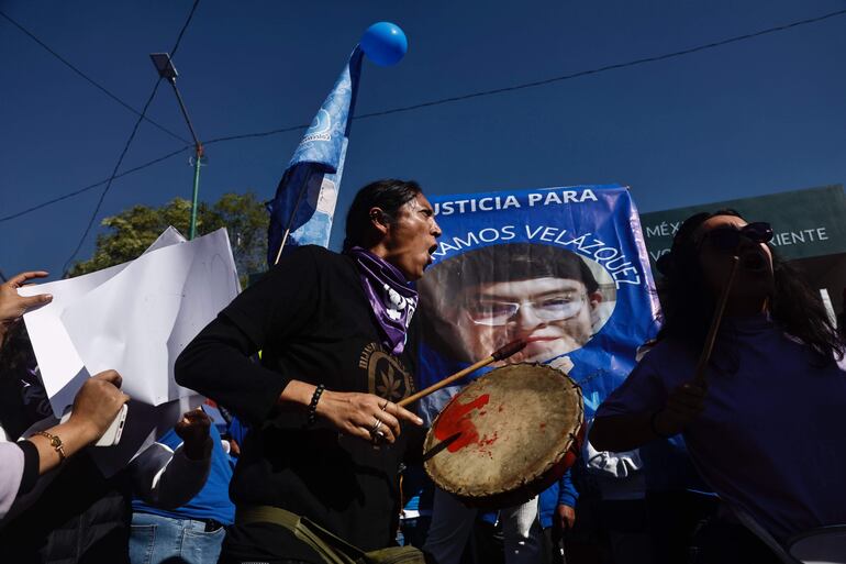 Colectivos feministas protestan este miércoles en la entrada del Reclusorio Oriente, en la Ciudad de México (México) para promover el primer juicio en América Latina por violencia digital con uso de Inteligencia Artificial (IA).