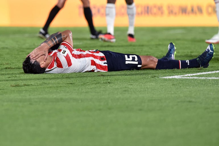 Gustavo Gómez, futbolista de la selección paraguaya, tendido en el suelo durante el partido ante Colombia por las Eliminatorias Sudamericanas 2026 en el estadio Defensores del Chaco, en Asunción.