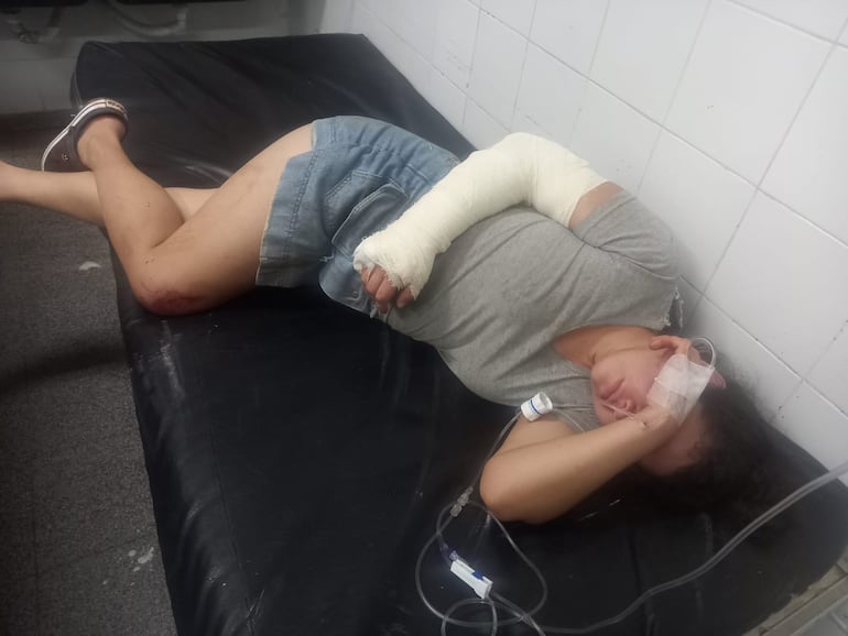 Así quedó la mujer luego de haber recibido un disparo en el brazo.