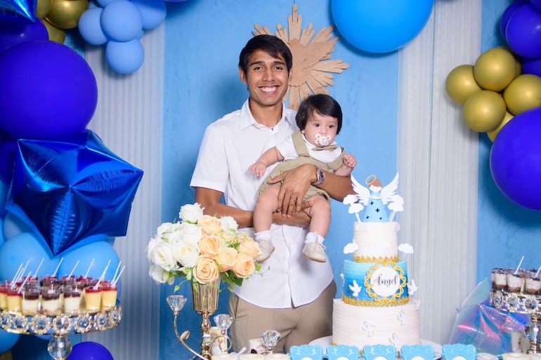 El futbolista Alexis Duarte con Benjamín en la fiesta de bautismo del peque. 
(Instagram/Jazmín Alcaraz)