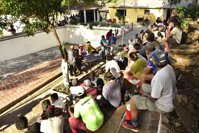 Finalmente, 100 cuidacoches aceptaron ser contratados por Parxin, pero cientos de otros informales siguen en las calles.