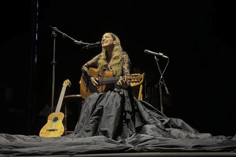 La cantante mexicana Natalia Lafourcade presentó anoche en el festival de "Noches del Botánico" sus clásicos y su más reciente álbum "De todas las flores", ante el aforo completo de 4000 personas que acudió a la cita musical con la mexicana en la zona de Ciudad Universitaria en Madrid.