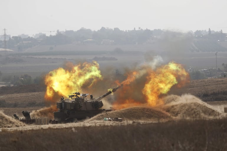 Un tanque israelí dispara hacia Gaza, este miércoles.