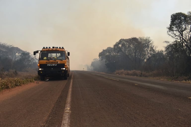 Uno de los pocos camiones de Bomberos que pudo llegar en principio hasta la zona en las primeras horas del incendio.